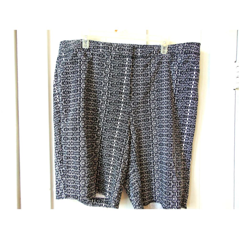 Susan Graver Black Patterned Shorts Size 20W Zip and button. Great neutral